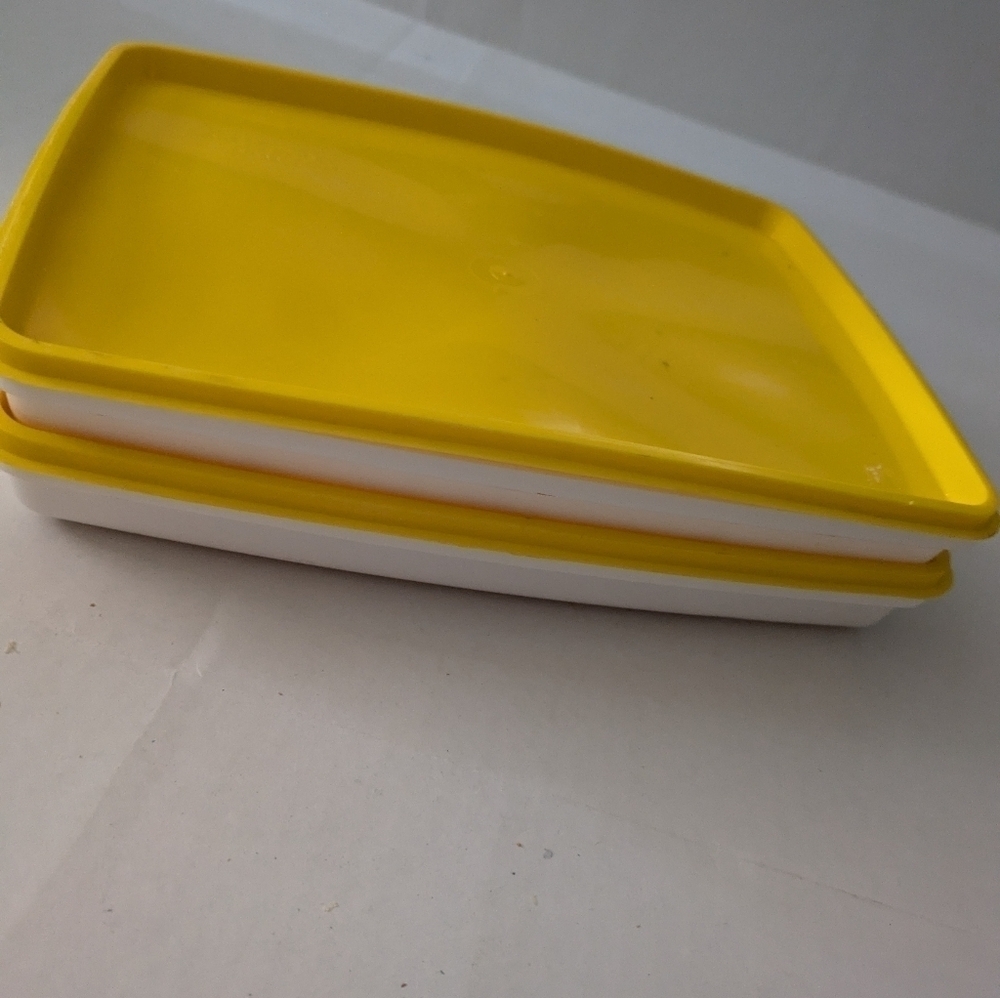 RARE Tupperware Divided Lunch Trays with lid. Set of 2, yellow and white.